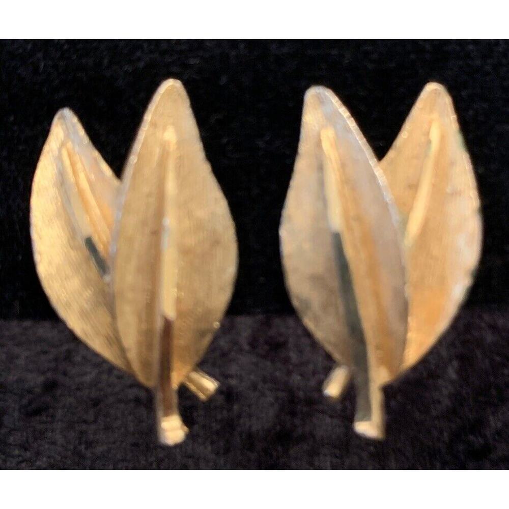 Vintage Signed BSK Goldtone Non Pierced‎ Clip On Earrings Leaf Design 1 1/4"
